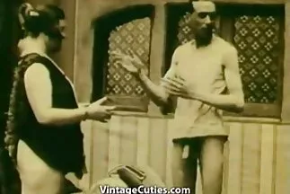 आदमी परेशान उसकी सेक्सी मूवी मूवी माँ कार्यालय में और उसे मेज पर एक चुंबन पर उसे मुंडा बिल्ली