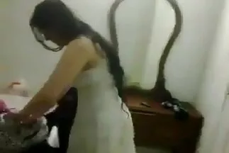 आत्मविश्वास से लबरेज कलाकार पिक-अप ने बॉलीवुड सेक्सी मूवी एक बार में एक सुंदर गोरा उठाया और उसे गधे पर चूमा
